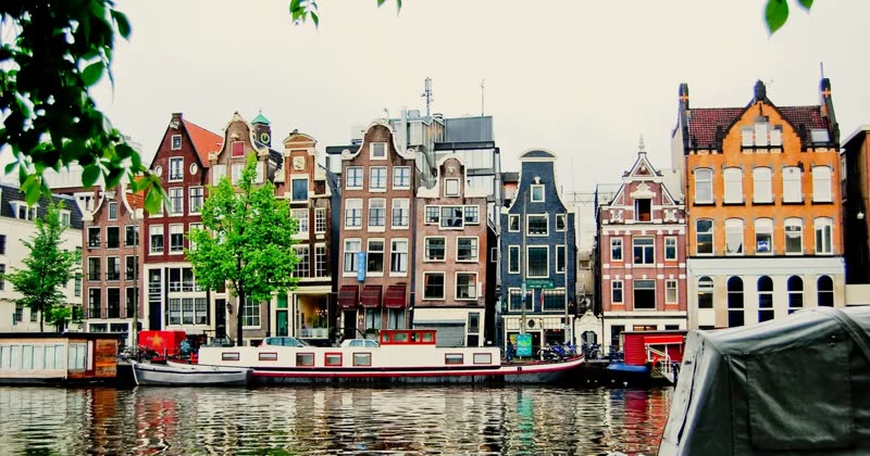 Grachtenpanden aan de Amstel in Amsterdam