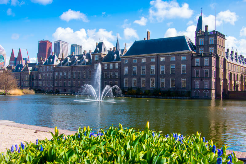 Het Binnenhof aan de Hofvijver in Den Haag, met de fontein
