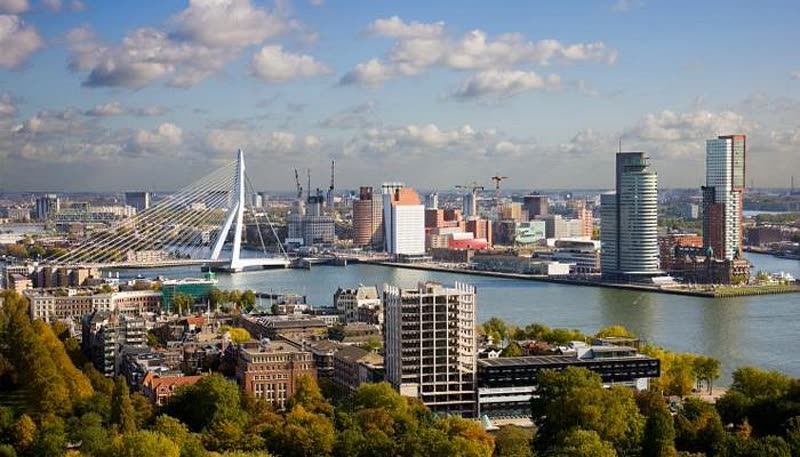 De Erasmusbrug en de skyline van Rotterdam over de Maas